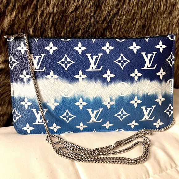 🔥SUPER SALE REDUCTION🔥✅PRICE FIRM✅ AUTHENTIC Louis Vuitton Blue Escale Wristlet - Picture 4 of 17